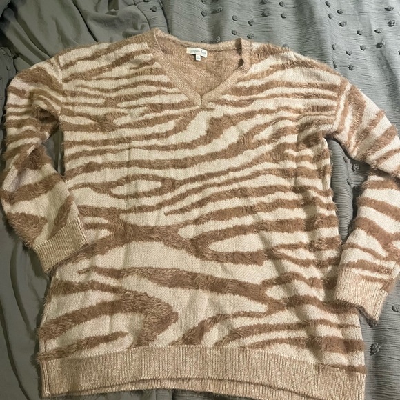 Grace and Lace sweater - Picture 6 of 8